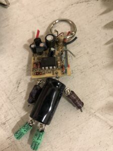 sleutelhanger poppetje e-waste